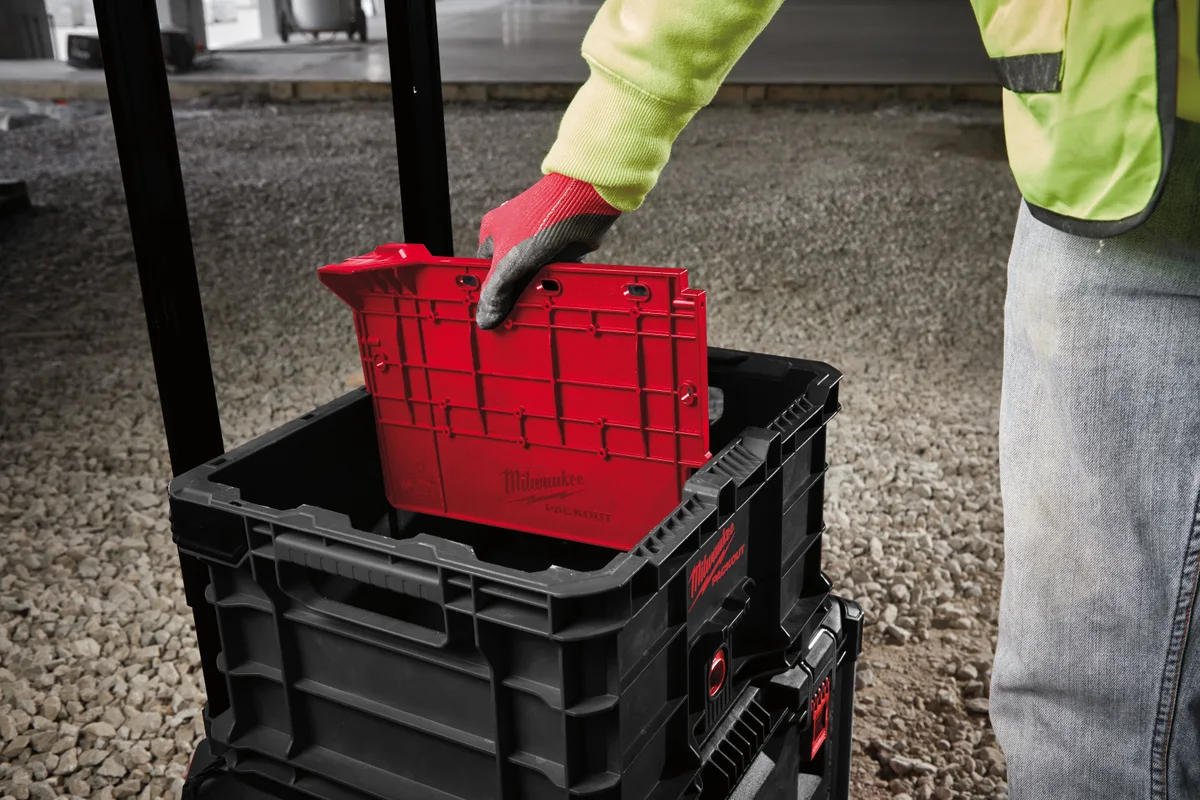 Milwaukee PACKOUT-skillevæg sættes i en åben PACKOUT-kasse