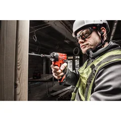 Milwaukee M12 FID2 anvendt til skruning i træ